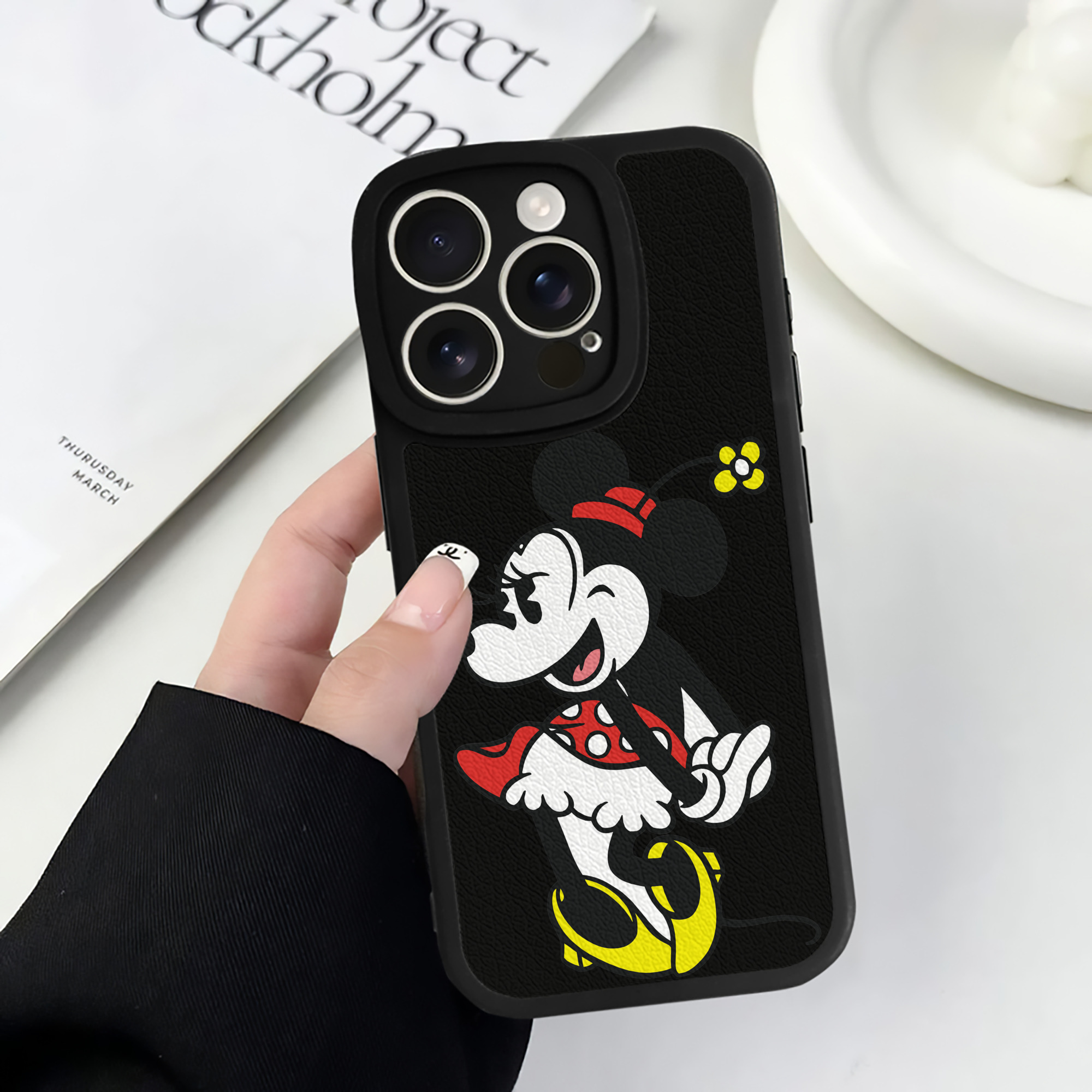 （画像用） ミッキーマウス Mickey Mouse 【iPhone 16シリーズ対応】シリコンスマホケース（レザー調） 材質：シリコン